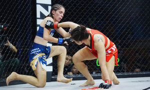 Một giây sai lầm, đả nữ Việt Nam thua ngược dưới mưa đòn của võ sĩ Nga