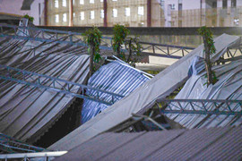 Hiện trường ngổn ngang mái che sân pickleball rộng hơn 800 m² ở Hà Nội bị đổ sập