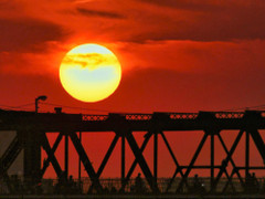 Ngắm hoàng hôn đỏ rực đẹp đến nghẹt thở trên sông Hồng 