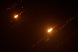 Xung đột Iran - Israel: Tên lửa rực sáng Jerusalem, kho dầu Shahran bị tấn công