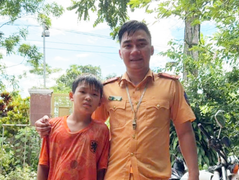 Thượng úy cảnh sát giao thông Nghệ An cứu bé trai bị lũ cuốn trôi