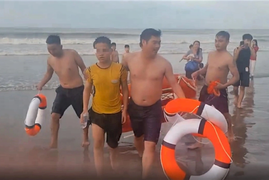 Trưởng công an thị trấn cùng người dân lao xuống biển cứu nam sinh giữa sóng dữ