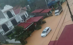 Lạng Sơn hóa biển nước sau cơn mưa lớn, nhiều ô tô mắc kẹt trên đường