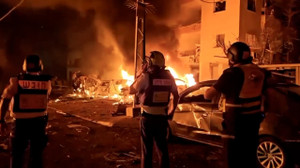 Xung đột Israel-Iran: Tehran phóng đợt tên lửa mới, nổ gần nhà máy lọc dầu Haifa