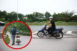 Nhiều tài xế xe máy thách thức 'tử thần', ngang nhiên lao vào cao tốc