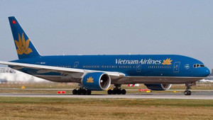 Máy bay Vietnam Airlines hạ cánh khẩn để cấp cứu hành khách