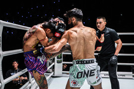 Chê đối thủ không biết chịu đòn, nhà vô địch muay Thái thất bại bẽ bàng
