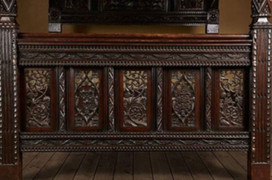 Chiếc giường gỗ bị bỏ lại trong bãi đậu xe được bán hơn 600 tỷ đồng