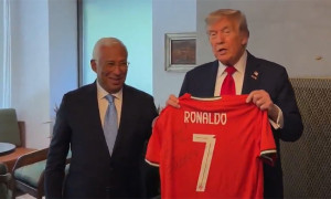 Ronaldo tặng quà, gửi lời nhắn đặc biệt cho Tổng thống Trump