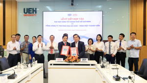 SATRA - UEH ký hợp tác chiến lược: Đồng hành vì tiện ích và tri thức cộng đồng