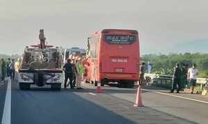 Xe khách va chạm với xe đầu kéo trên cao tốc, 9 người thương vong