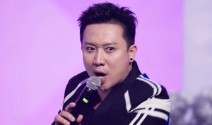 Vướng tranh cãi khi 'ép' các Em xinh say hi tặng quà, Trấn Thành đáp trả