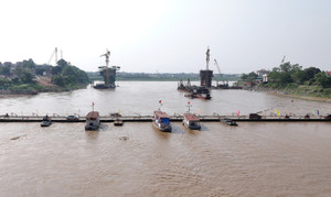 Xuyên đêm nối lại cầu phao Phong Châu