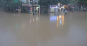 Nhiều tuyến đường TP Thái Nguyên chìm trong biển nước sau cơn mưa lớn