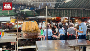 Camera giấu kín vạch trần trò đổi vai 'cực đỉnh' của tiểu thương bán xúc xích