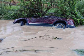 Ô tô chở 5 người bị lũ cuốn trôi ở Tuyên Quang