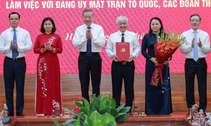 Tổng Bí thư trao quyết định về tổ chức bộ máy Cơ quan Ủy ban Trung ương MTTQ