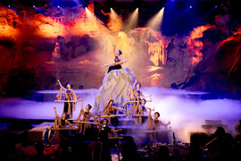 Độc lạ trải nghiệm Hạ Long: Thưởng thức biểu diễn nghệ thuật trong hang động