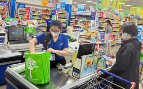 Khách hàng mang túi môi trường mua sắm, Co.opMart tặng ngay rau củ xanh