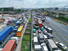 Kẹt xe từ sáng đến trưa ở cửa ngõ phía Đông TP.HCM