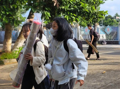 77 thí sinh 'khăn gói' vượt rừng, đi xuyên 2 tỉnh đến điểm thi tốt nghiệp