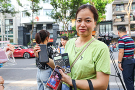 Đưa con đi thi, mẹ mang 3 máy tính 'lỡ thí sinh nào quên còn có đồ dùng'