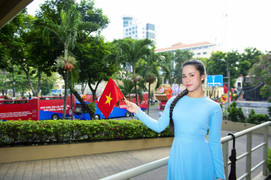 Mùa hè dọn đáy biển của cô bé lai Việt Nam - Singapore