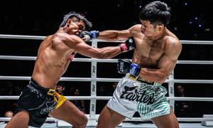 Tung 'cú đấm hủy diệt', võ sĩ muay Thái đang hung hăng đột nhiên ngã gục