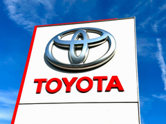 Biến động toàn cầu khiến Nissan thua lỗ, Toyota đưa đề xuất mới