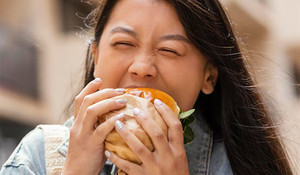 Bị người yêu ‘đá’, cô gái ăn 4kg thực phẩm để trả thù và suýt vỡ dạ dày