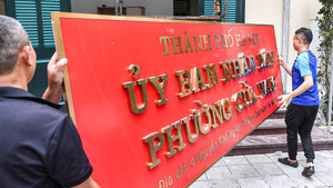 Hà Nội thay biển trụ sở phường mới, sẵn sàng vận hành chính quyền 2 cấp từ 1/7