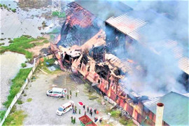 Cháy xưởng 4 người chết: 'Nghe tiếng nổ như bom, chúng tôi bỏ chạy tán loạn'