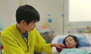 Người mẹ Dao bị gỗ đè dập cơ thể, con nghẹn lời 'chẳng còn gì để lo viện phí'