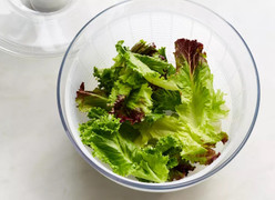 Rửa kỹ vẫn không hết ký sinh trùng, chuyên gia chỉ cách ăn rau sống an toàn nhất