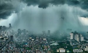 Mưa lớn xối xả đúng giờ tan tầm, người Hà Nội vật vã mãi không về đến nhà