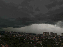 Hà Nội mưa sầm sập, bầu trời tối đen giữa ban ngày