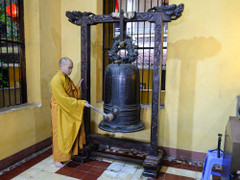 Linh thiêng khoảnh khắc chùa Quán Sứ cử ba hồi chuông trống cầu quốc thái dân an sáng 1/7