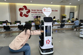 Robot chào đón, hỗ trợ người dân làm thủ tục hành chính tại TP.HCM