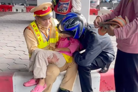 CSGT Hà Nội dùng xe đặc chủng hỗ trợ người dân du lịch gặp nạn