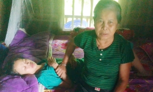 Cha mẹ già yếu chăm con gái nằm liệt suốt 12 năm trên rẻo cao Điện Biên