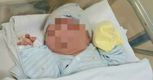 Bé gái sơ sinh còn nguyên dây rốn bị bỏ rơi bên bờ kênh ở TP.HCM