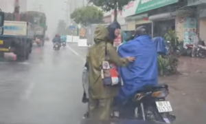 Xác minh clip nam tài xế xe ôm ở Hà Nội bị hành hung dưới mưa 