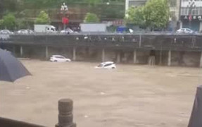 Khoảnh khắc ô tô bị lũ cuốn ở Trung Quốc 