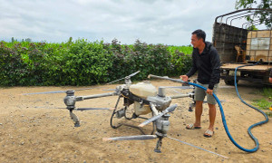 Chủ tịch Gia Lai tặng bằng khen anh nông dân lái drone cứu 2 em nhỏ