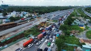 Ùn tắc nhiều giờ từ nút giao An Phú lên cao tốc TP.HCM - Dầu Giây