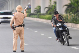 Hàng dài xe máy cố tình lấn làn ô tô trong ngày đầu phân làn đường Phạm Văn Đồng
