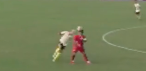 Va chạm cực mạnh, tuyển thủ U23 Việt Nam bất tỉnh trên sân