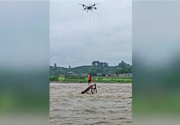 Ngoạn mục Drone giải cứu người đàn ông mắc kẹt giữa dòng lũ dữ ở Trung Quốc
