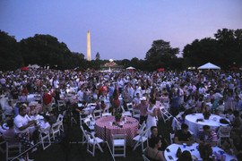 Máy bay ném bom B2 trình diễn trên bầu trời Nhà Trắng mừng Ngày Quốc khánh Mỹ