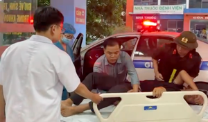 CSGT dùng xe đặc chủng đưa tài xế đột quỵ trên cao tốc đi cấp cứu